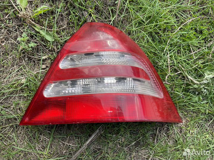 Фонарь правый Mercedes W203 седан
