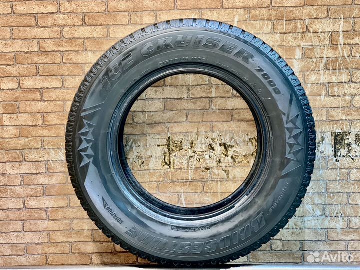 Bridgestone Ice Cruiser 7000 215/70 R16 100T