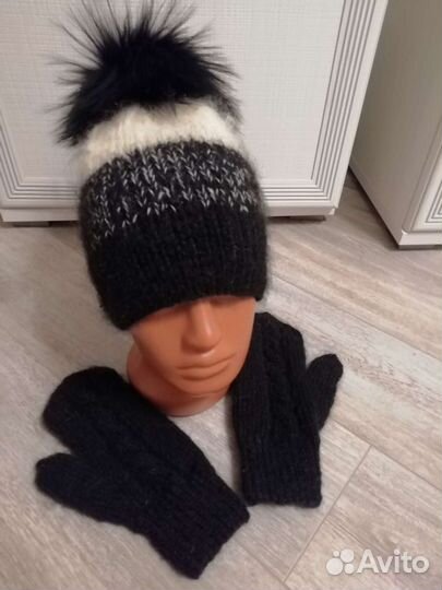 Шапка синяя меринос, помпон енот