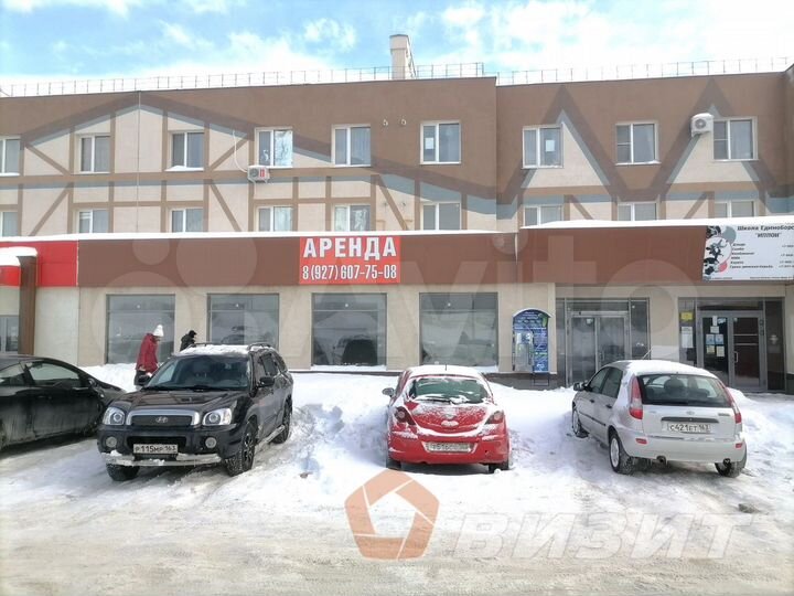 Торговое помещение с витражами и большой парковкой