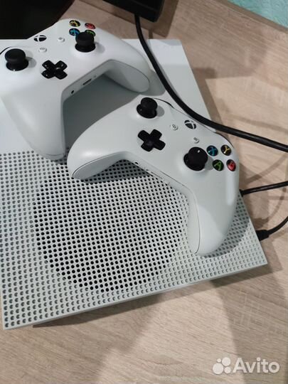 Xbox one s 2 геймпада 1tb, 5 дисков с играми