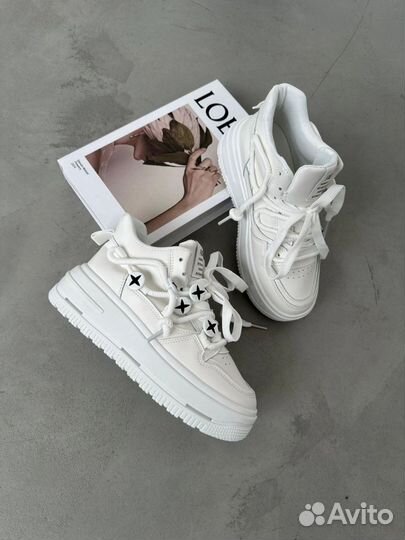 Кроссовки женские