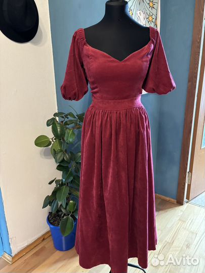 Платье вельветовое с открытыми плечами женское XS