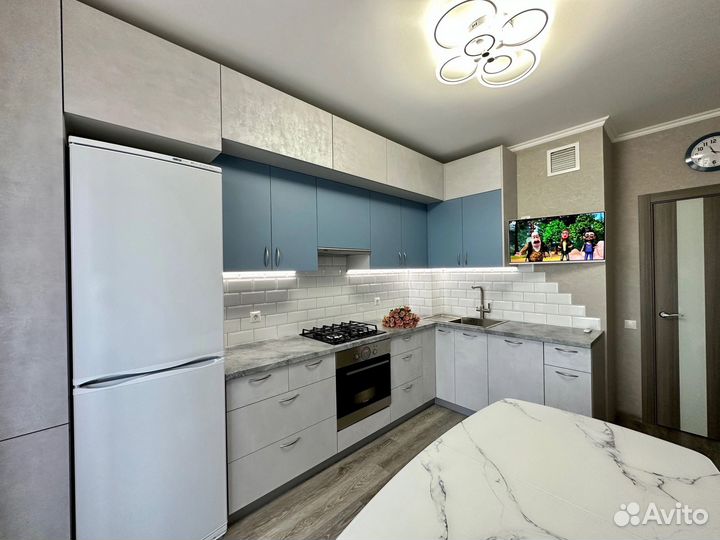 Угловая кухня под потолок на заказ