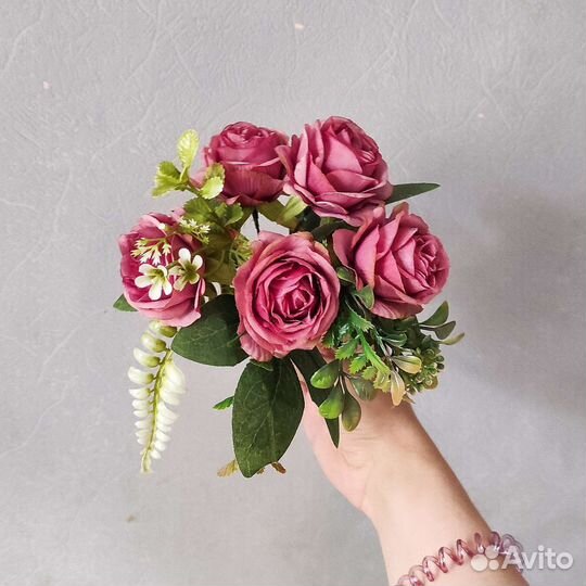 Искусственные цветы и лианы