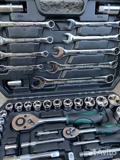Набор инструментов с ключами и головками