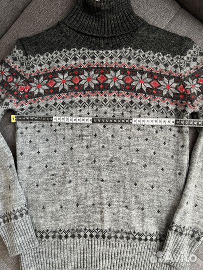 Свитер новогодний со снежинками