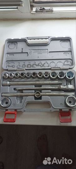 Набор инструментов для авто в чемодане