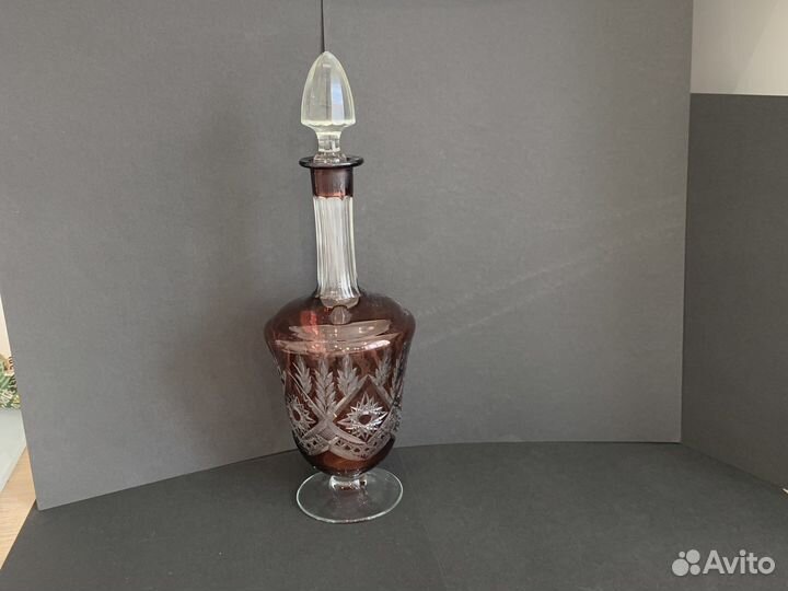 Антикварный графин с рюмками из цветного стекла