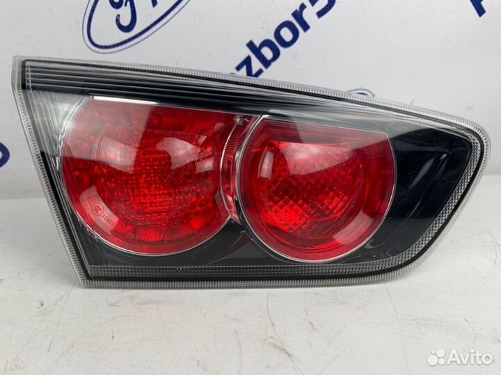Фонарь в крышку багажника задний левый Mitsubishi