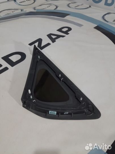 Задняя правая форточка Genesis G80