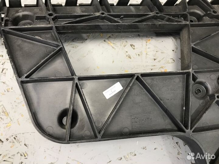 Кронштейн бампера правый Audi A4 B8 cdhb 2010