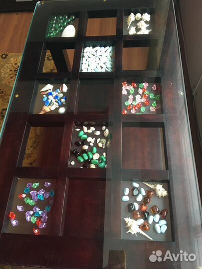 Журнальный стол со стеклянной столешницой