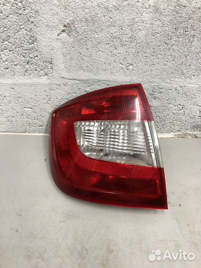 Задний левый фонарь skoda rapid