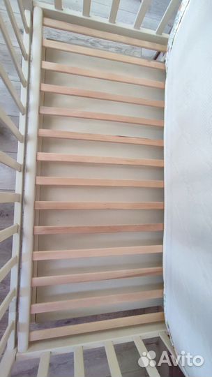 Детская кроватка с маятником