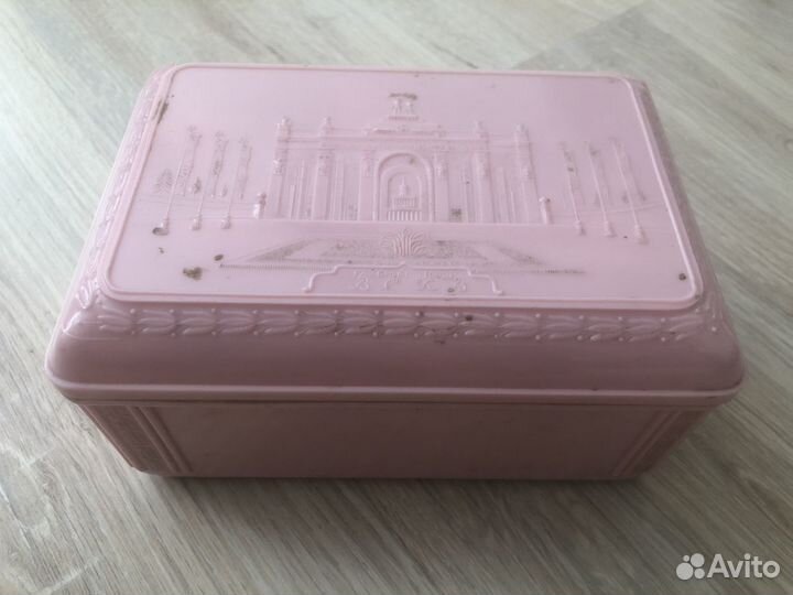 Шкатулки из дерева, пластика, сундучок