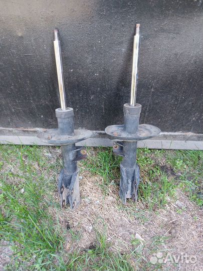 Продам передние стойки лада веста.(газомаслянные)