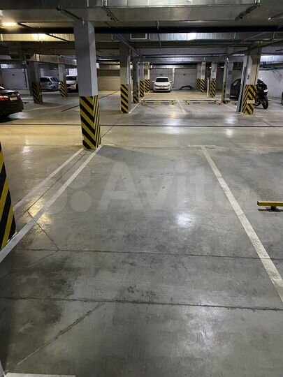 Машиноместо, > 30 м²