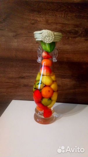 Декоративная бутылка с фруктами