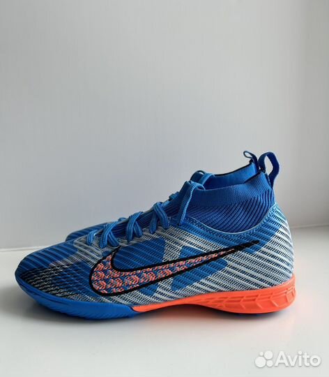 Новые футбольные сороконожки Nike