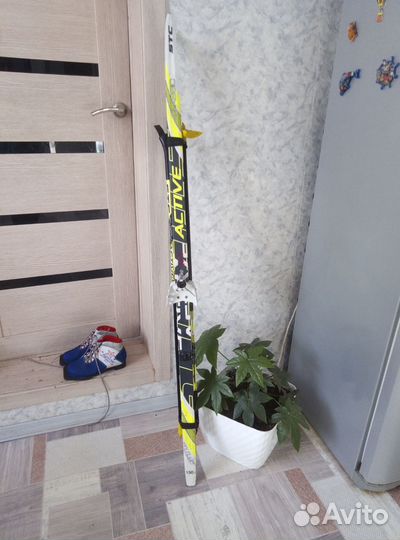 Продам комплект лыжный (палки, ботинки)