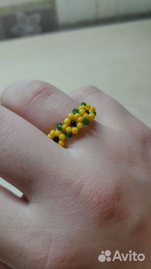 Кольцо из бисера с ромашками