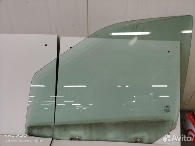 Стекло двери передней левой LR044020