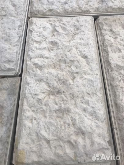 Облицовка цоколя дикий камень