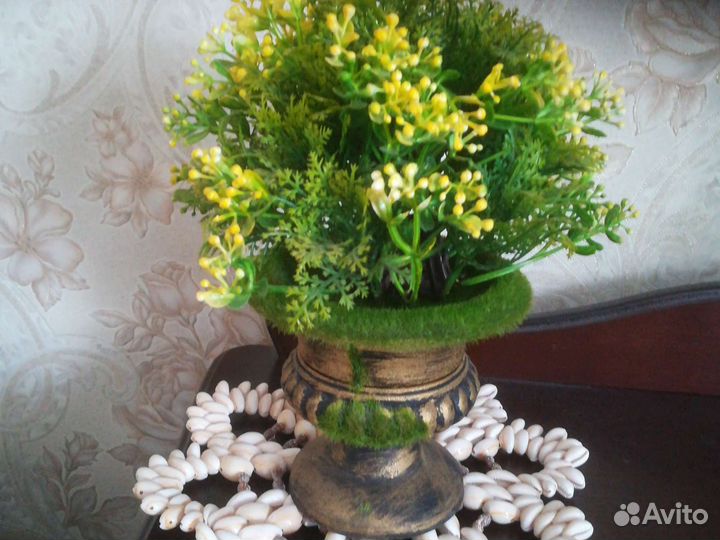 Искусственное растение в кашпо