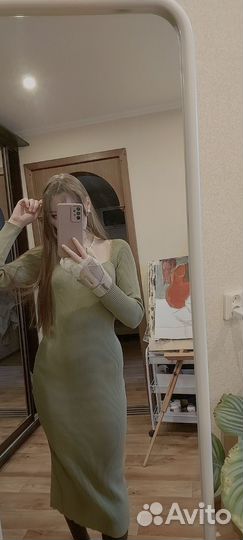 Зеленое платье в рубчик