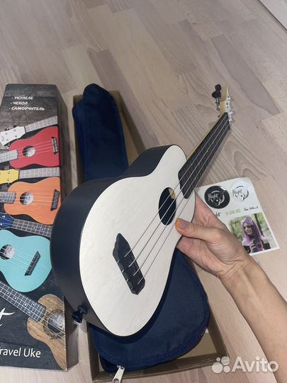 Укулеле с чехлом и наклейками новая