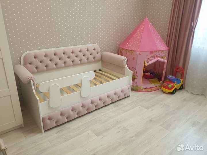 Детская кровать с мягкой спинкой