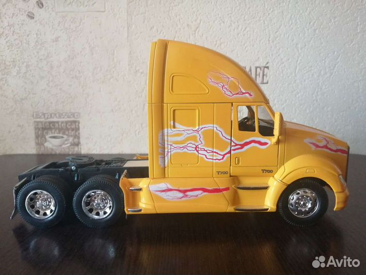 Модель kenworth T700 1:32