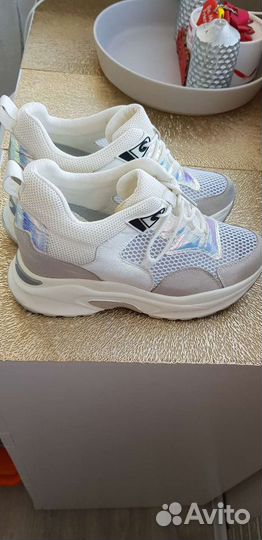 Стильные женские кроссовки