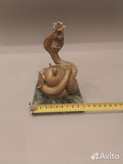 Статуэтка бронзовая змея с яблоком
