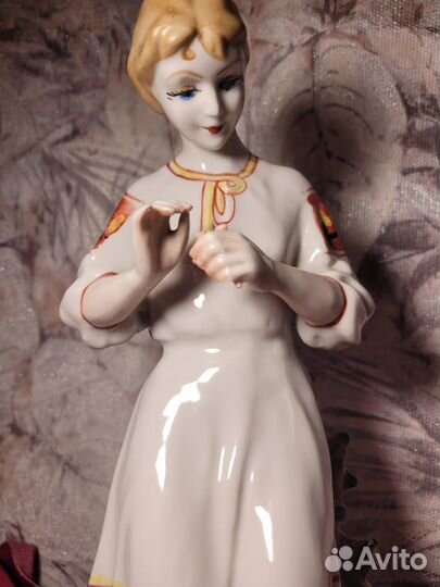 Фарфоровая статуэтка СССР девушка с ромашкой