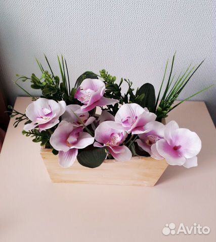 Композиция из искусственных цветов