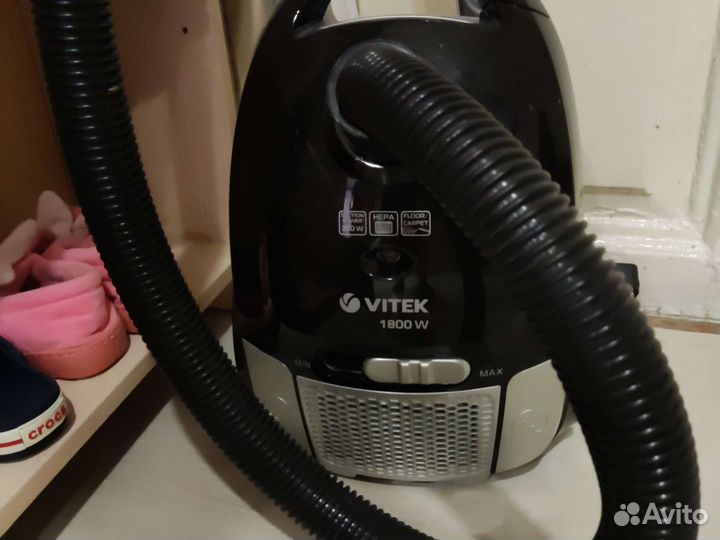 Пылесос Vitek 1800w кнопка включения заедает
