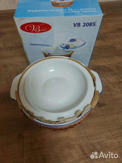 Фарфоровая кастрюля в плетёной корзине