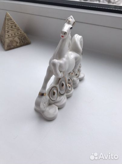 Статуэтка лошадь