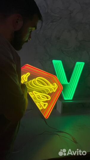 Вывеска с эффектом бесконечности