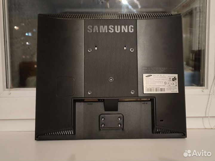 Монитор Samsung SyncMaster 710N