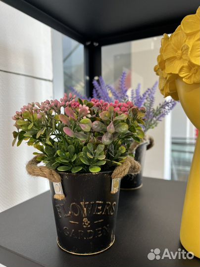 Искусственные цветы в горшках