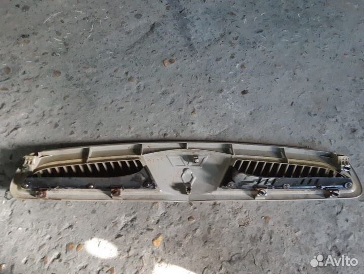 Передняя решетка мицубиси кольт 2003 года