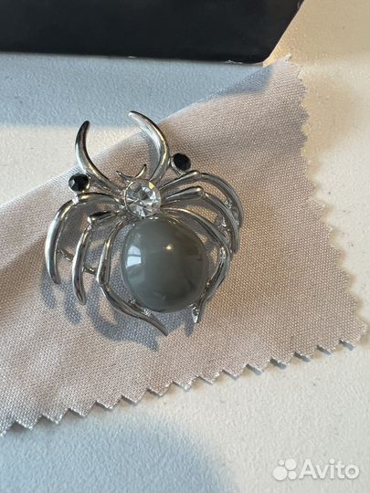 Брошка паук