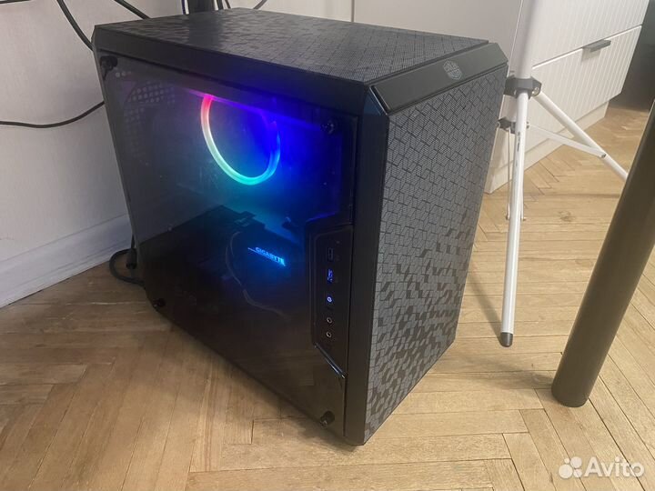 Игровой компьютер с монитором и клавиатурой