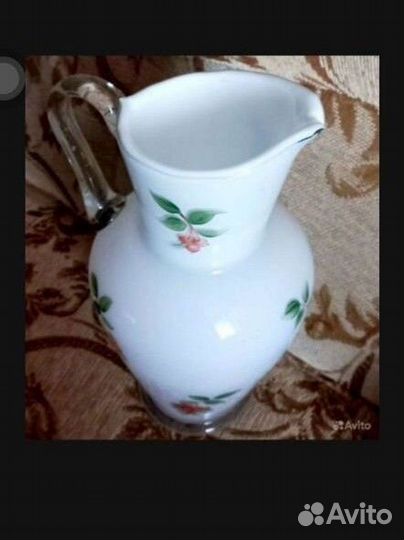 Кувшин из молочного стекла