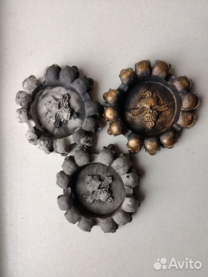 Пепельницы из гипса с черепами