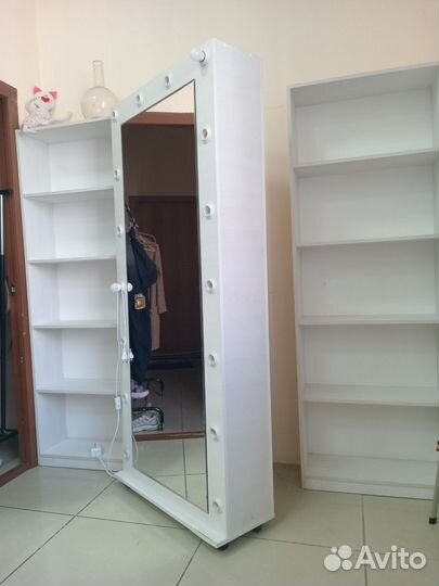 Зеркало с лампами на колесиках