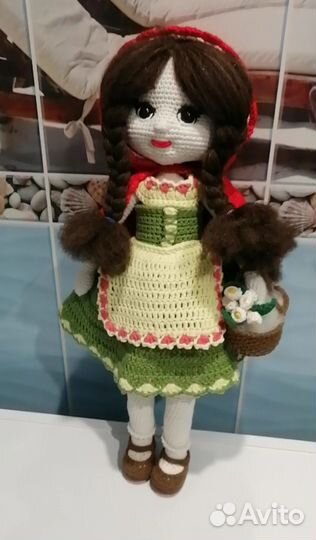Вязаная кукла ручной работы